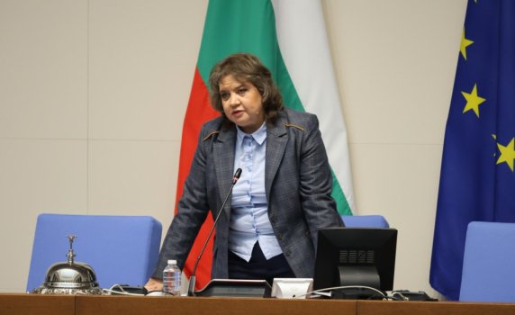 КС: Киселова е трябвало да подложи на обсъждане предложението на президента за референдум