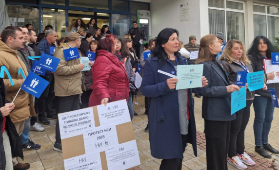 Вълна от протести в администрацията за по-високи заплати, първи излязоха от НСИ