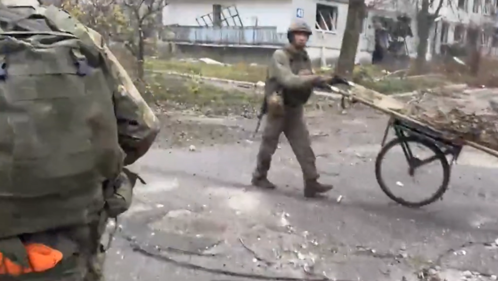 Русия публикува клип от Покровск, войници патрулират по улиците (видео)