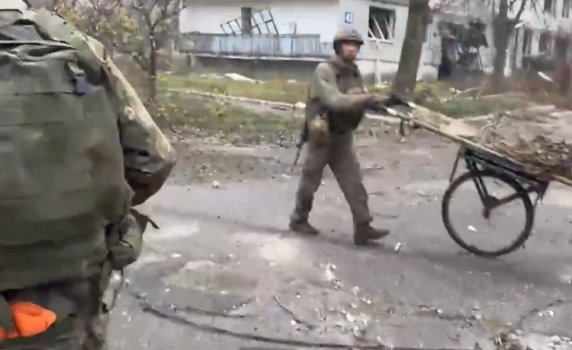 Русия публикува клип от Покровск, войници патрулират по улиците (видео)