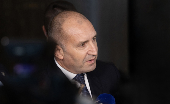 Радев за Пеевски: Всяка седмица лети до Дубай с частен "Фалкон". Съсипва и разпродава всичко, до което се докосне