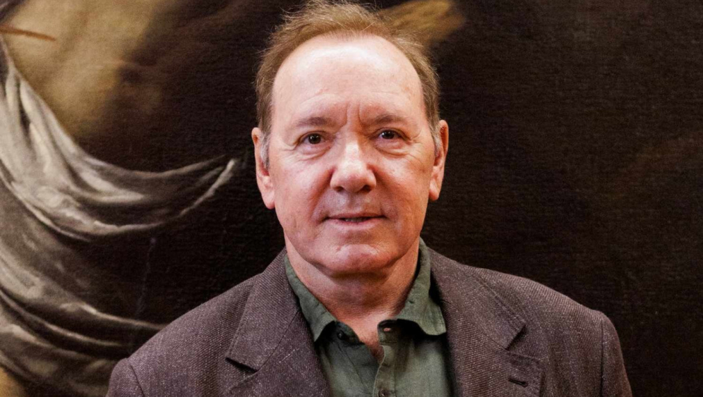 Кевин Спейси: без дом, пее на руснаци по баровете в Кипър