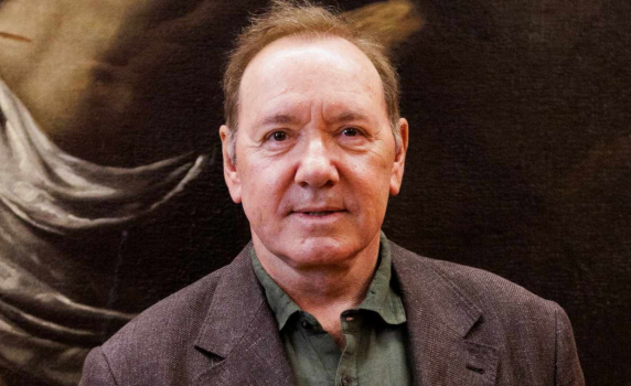 Кевин Спейси: без дом, пее на руснаци по баровете в Кипър