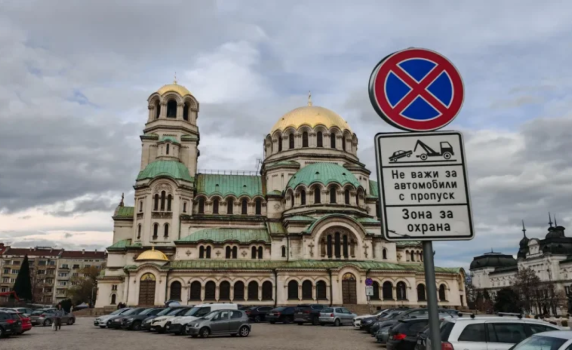 Парламентът освобождава зоната за паркиране пред „Св. Александър Невски“