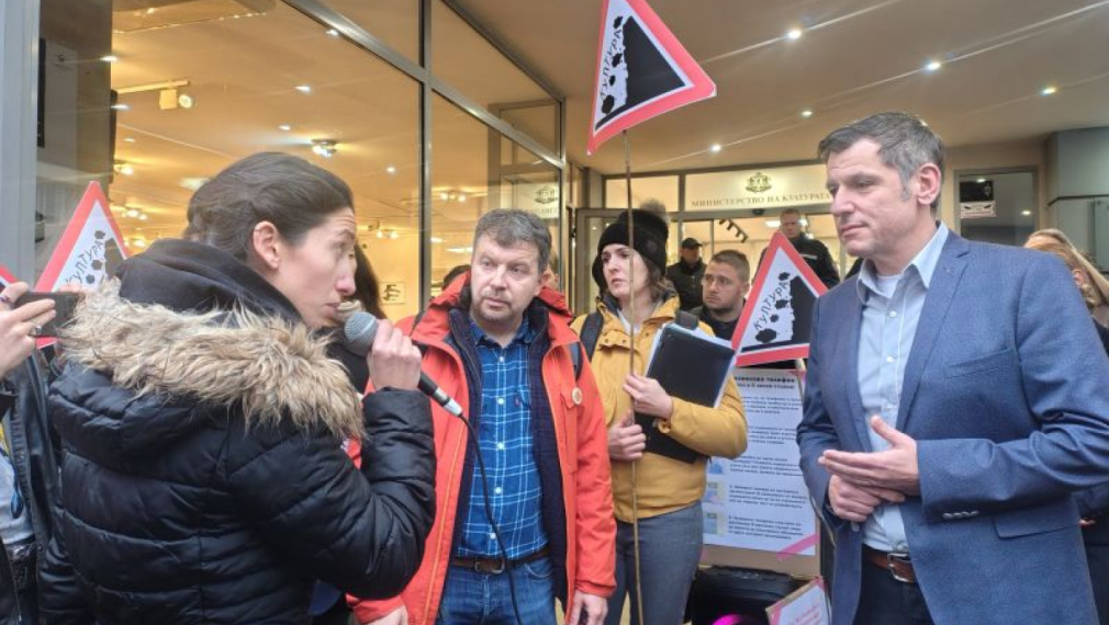 Протест пред Министерството на културата: Проекти са застрашени, а не отговарят на обажданията ни
