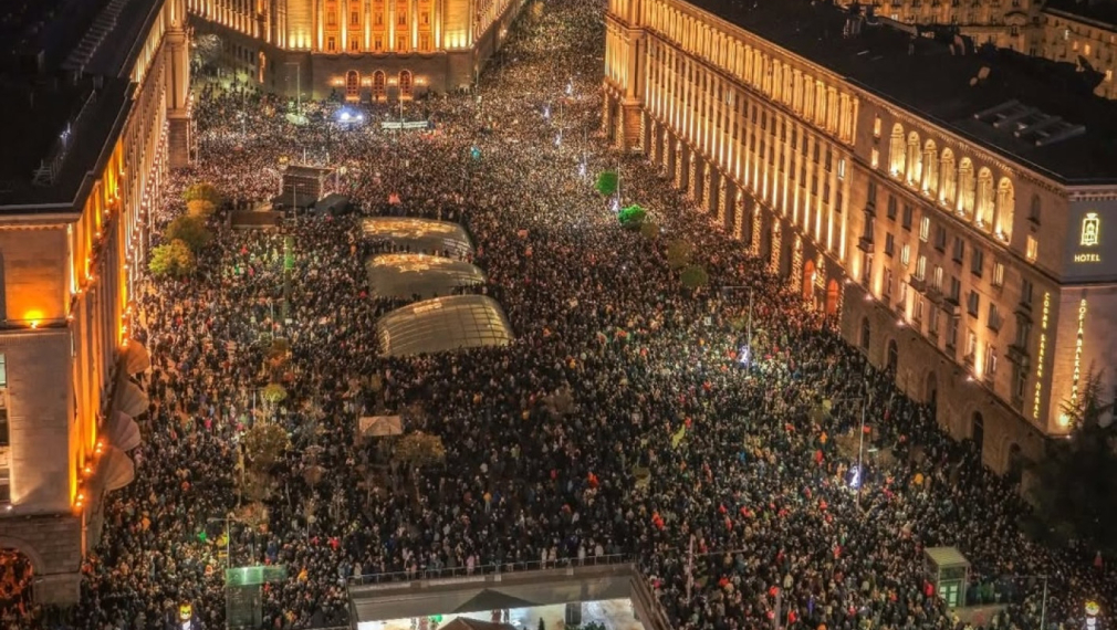 Многохилядни протести срещу Пеевски и Борисов в цяла България