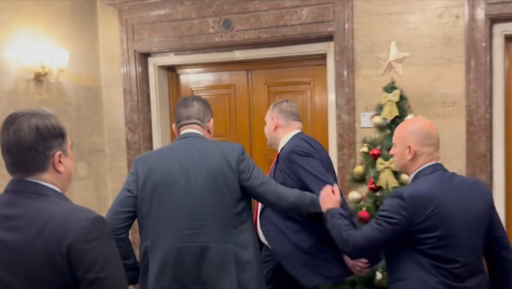 Сблъсък в парламента заради думите на Пеевски, че Мирчев "му се е навеждал"
