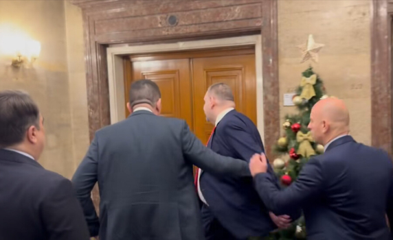 Сблъсък в парламента заради думите на Пеевски, че Мирчев "му се е навеждал"