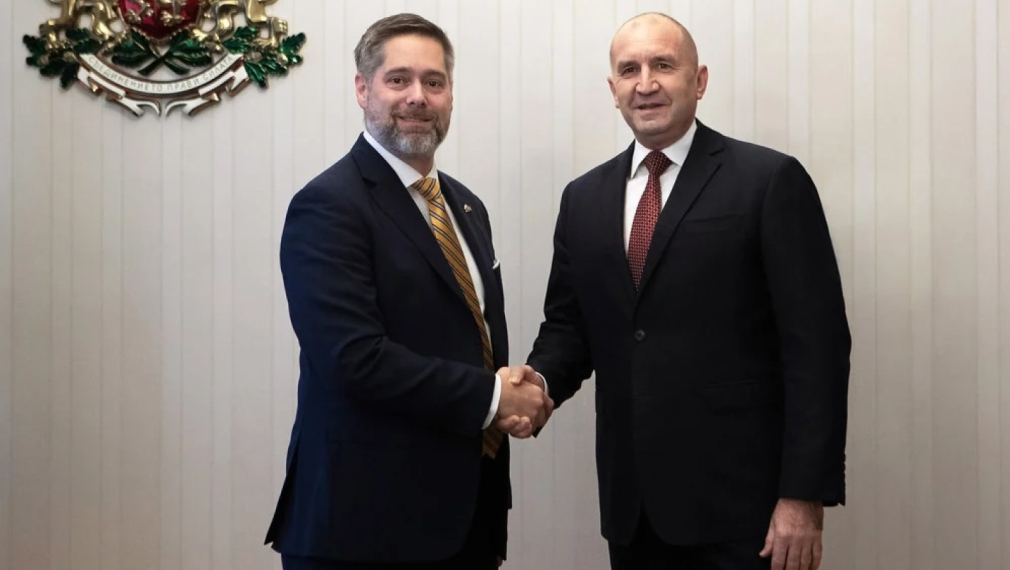 Радев на среща с американски чиновник: Спирането на руския газ разкрива перспектива за доставките на втечнен газ от САЩ