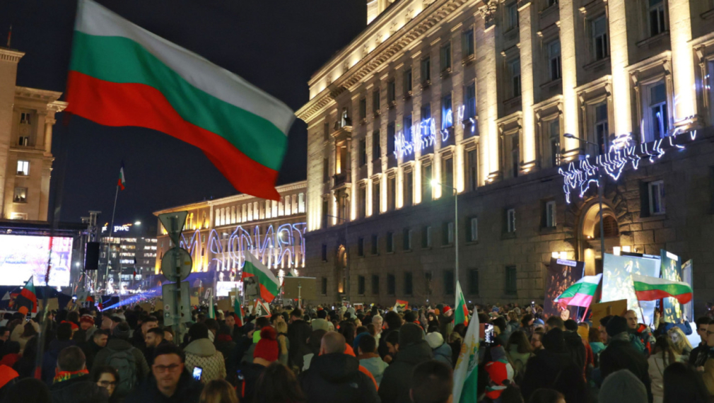 Протестиращи срещу властта в София и страната: Оставка!