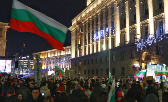 Протестиращи срещу властта в София и страната: Оставка!