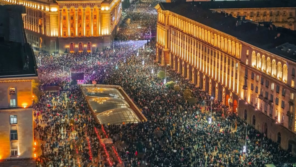 Хиляди българи излязоха на протест: Вън Пеевски и Борисов от властта!