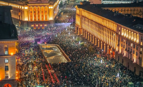 Хиляди българи излязоха на протест: Вън Пеевски и Борисов от властта!