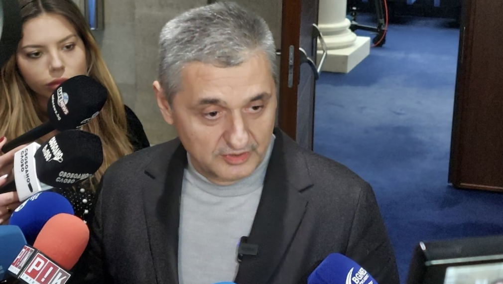 Кирил Добрев: Неуместни са сравнения с 1997 г. Днес политически шарлатани искат да се сваля правителство, в което довчера искаха да участват