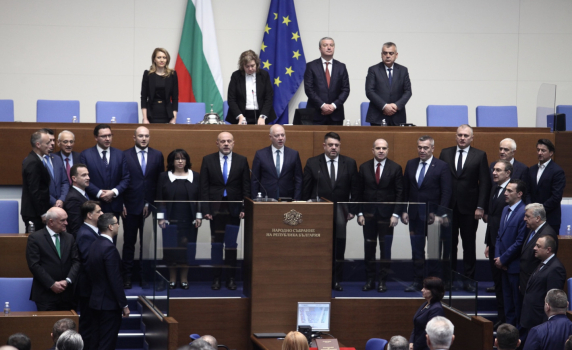 Парламентът единодушно прие оставката на кабинета "Желязков"