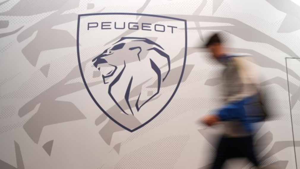 Фамилия Пежо се тресе от вътрешни борби, докато се състезава за контрол над Stellantis