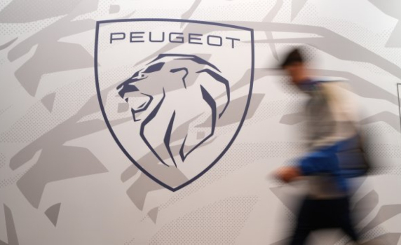 Фамилия Пежо се тресе от вътрешни борби, докато се състезава за контрол над Stellantis