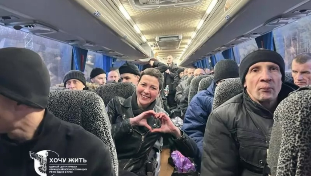 Беларус помилва 123-ма политзатворници, сред които нобелист