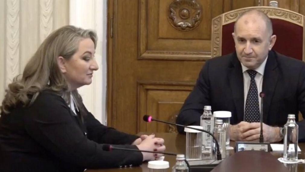 ГЕРБ изпрати само Деница Сачева при Радев, тя го призова да участва в изборите. Той: Не говоря за такъв, другите го правят