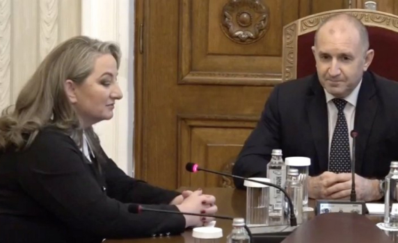 ГЕРБ изпрати само Деница Сачева при Радев, тя го призова да участва в изборите. Той: Не говоря за такъв, другите го правят