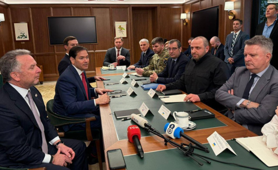 Пратениците на Тръмп в Берлин отново подкрепиха искането на Путин Украйна да отстъпи Донбас