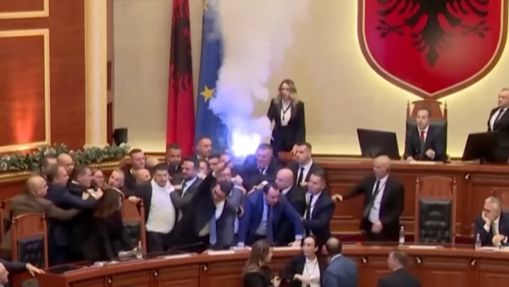 Бой с юмруци и факли в албанския парламент (видео)