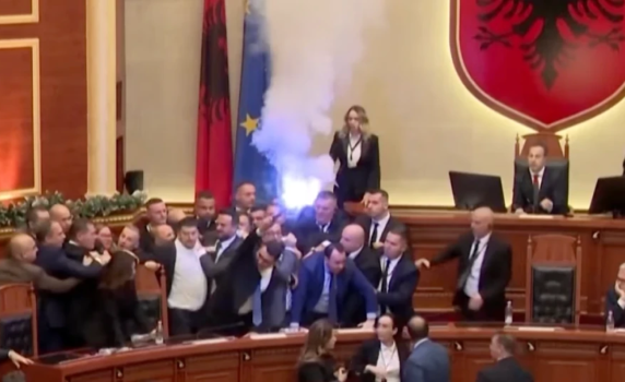 Бой с юмруци и факли в албанския парламент (видео)