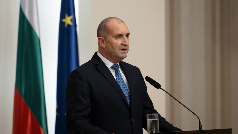 Радев: Ще връча първия мандат след Нова година. Управляващите наказват хората от протеста