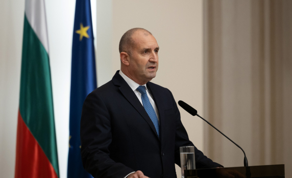 Радев: Ще връча първия мандат след Нова година. Управляващите наказват хората от протеста