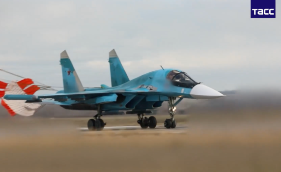 Руски бомбардировач Су-34 удари жива сила и техника на ВСУ