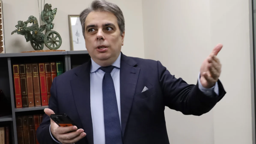 Асен Василев пред El País: 7.5 милиарда лева кеш излязоха на светло заради еврото