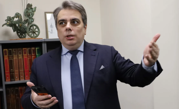 Асен Василев пред El País: 7.5 милиарда лева кеш излязоха на светло заради еврото
