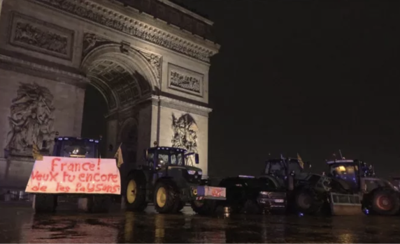 Протестиращи френски фермери блокираха с трактори центъра на Париж