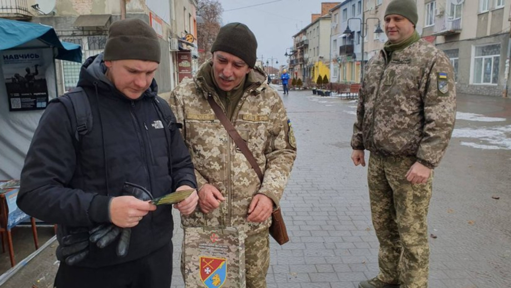 "Берлинер цайтунг": Шокиращ лов на хора - насилие и масова корупция при мобилизацията в Украйна