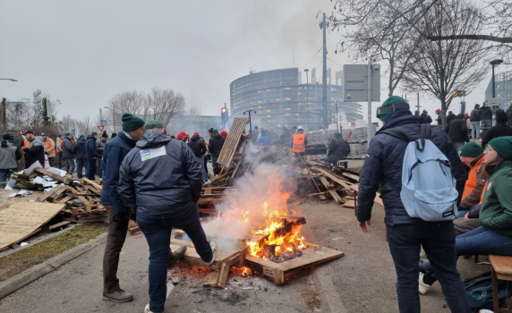 Сблъсъци между фермери и полиция пред Европейския парламент в Страсбург