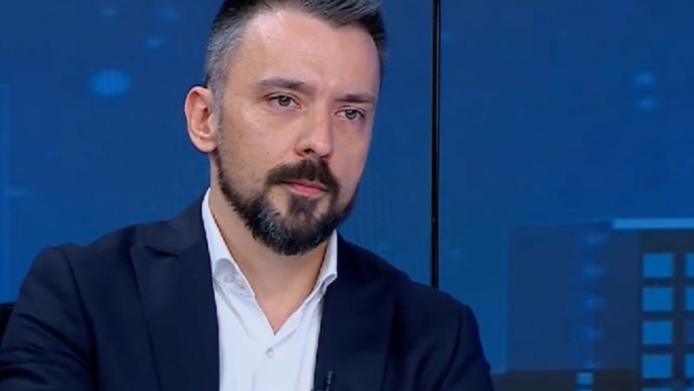 Сарафов и хората около него трябва моментално да изчезнат от институциите. Шизофреничните конспирации за "Петрохан" се родиха заради тях