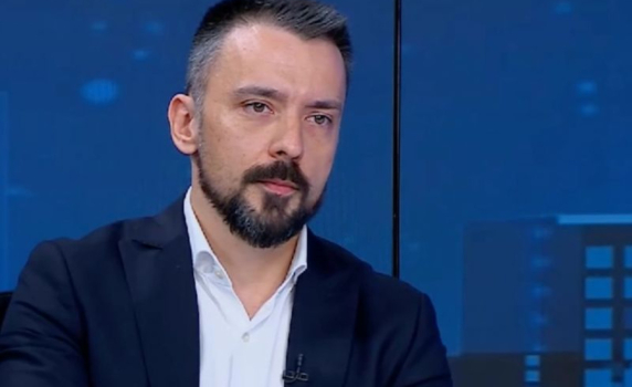 Сарафов и хората около него трябва моментално да изчезнат от институциите. Шизофреничните конспирации за "Петрохан" се родиха заради тях