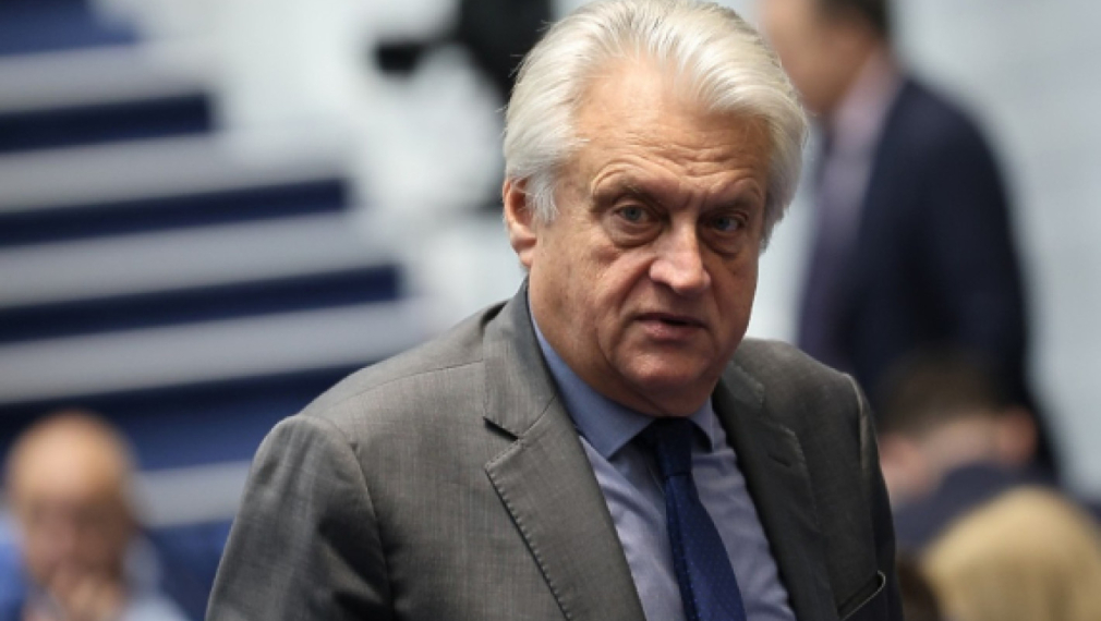 МВР при Бойко Рашков издало разрешения за 16 огнестрелни оръжия за един ден на Ивайло Иванов и два бойни пистолета за един ден на Ивайло Калушев