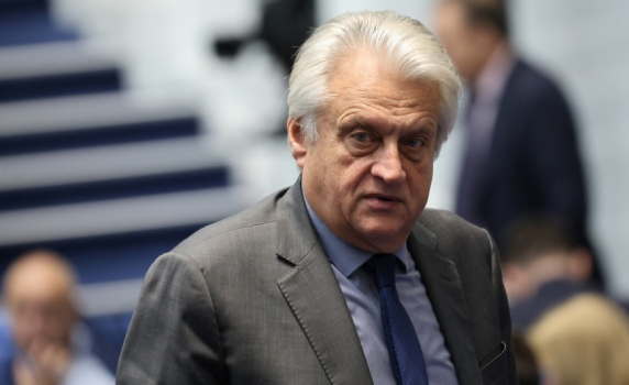 МВР при Бойко Рашков издало разрешения за 16 огнестрелни оръжия за един ден на Ивайло Иванов и два бойни пистолета за един ден на Ивайло Калушев