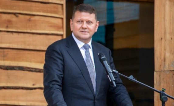 Залужни няма да обсъжда политическото си бъдеще, докато не бъде отменено военното положение в Украйна
