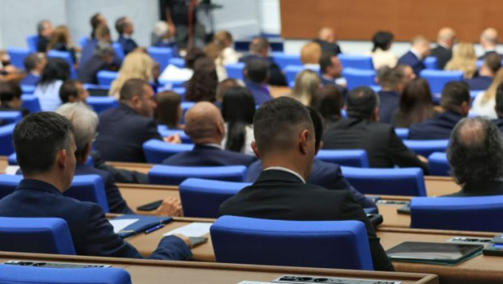 Парламентът отхвърли ветото на Йотова за избирателните секции в чужбина