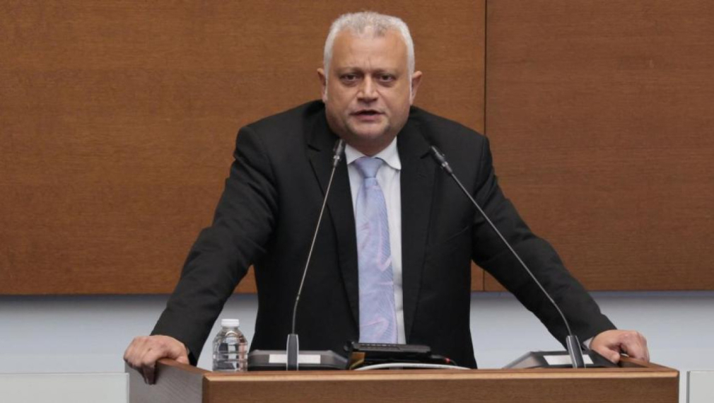Министър Дечев призна, че е извикал свой подчинен в ресторант, за да го пита за „Петрохан“