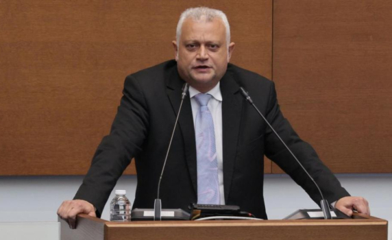 Министър Дечев призна, че е извикал свой подчинен в ресторант, за да го пита за „Петрохан“