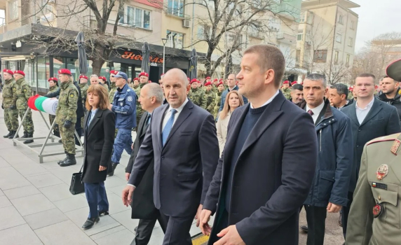 Румен Радев и кметът Живко Тодоров от ГЕРБ заедно в Стара Загора за Националния празник