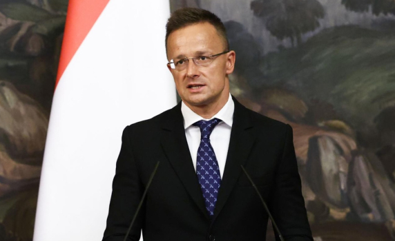Сиярто: Украинците си загубиха ума след освобождаването на двама унгарци от Русия
