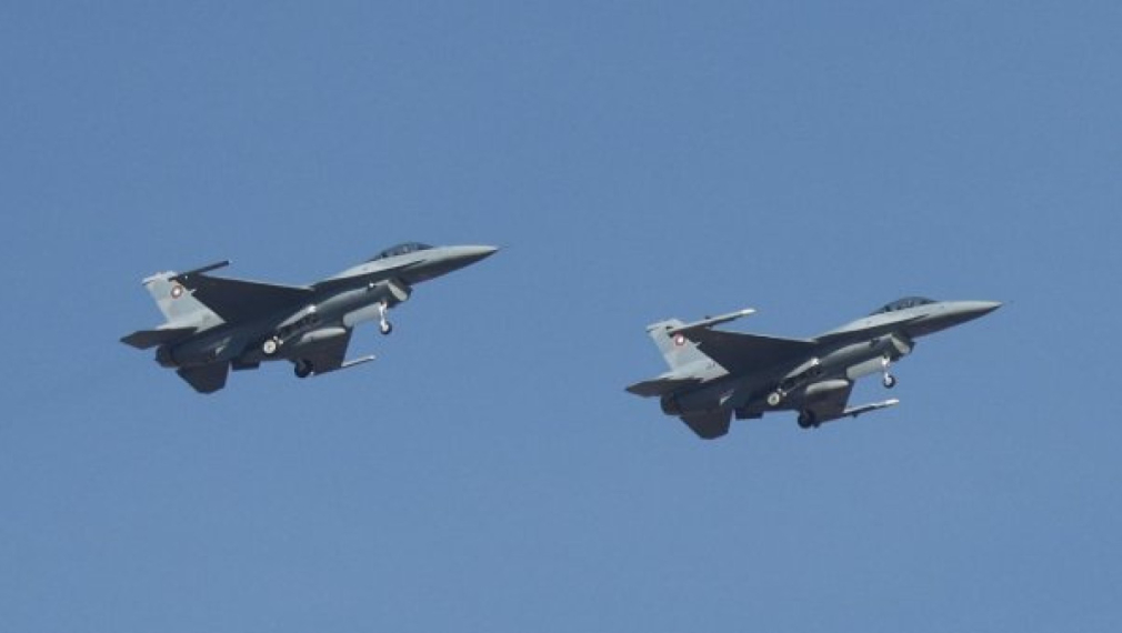 F-16 извършиха тренировъчни полети на гражданското ни летище "Васил Левски"