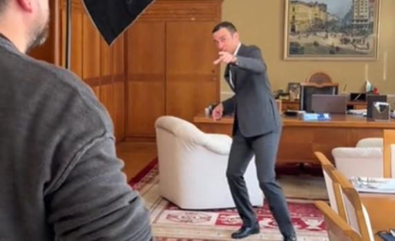 Терзиев танцува по време на фотосесия (видео)