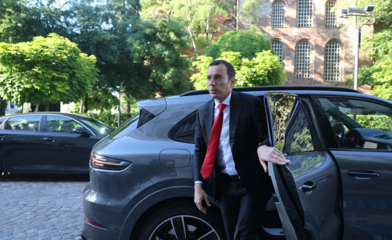 "Спаси София": Кметът Терзиев не се е качвал на автобус, всеки ден паркира Поршето пред СО