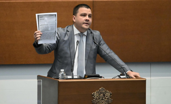 ИТН показа писмено предупреждение от Иран за американските самолети в София и обвини служебната власт, че го е крила 2 седмици