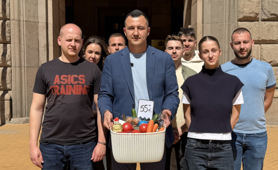 Габриел Вълков и младежи на БСП с акция „Кошница на реалността“ пред МС срещу високите цени на храните и горивата